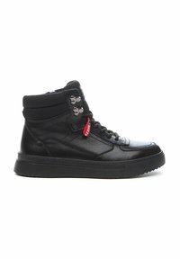 Zapatillas altas negras con un upper de cuero suave, cuello acolchado, detalles metálicos plateados y una suela de goma texturizada.