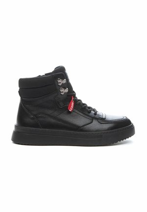 Zapatillas altas negras con un upper de cuero suave, cuello acolchado, detalles metálicos plateados y una suela de goma texturizada.