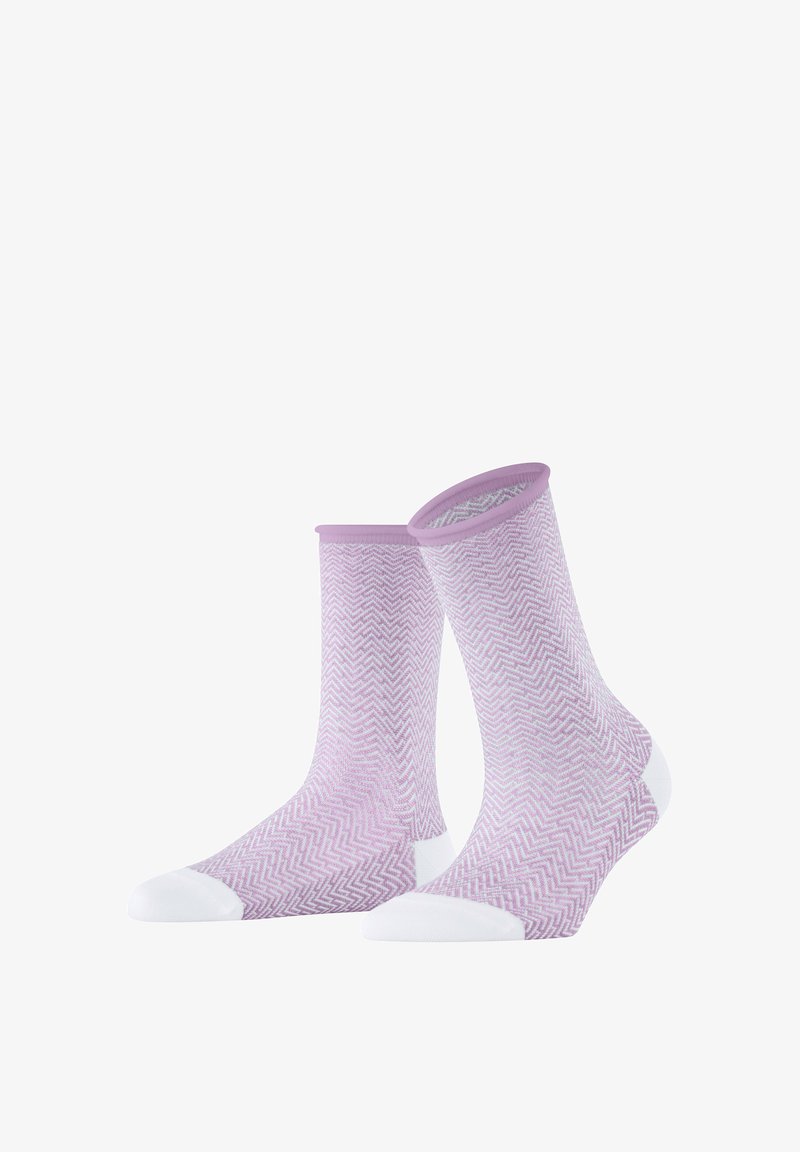 Paarse sokken met een visgraatpatroon, witte accenten bij de tenen en de boord, gemaakt van een zacht materiaal voor comfort. Gladde textuur overal.