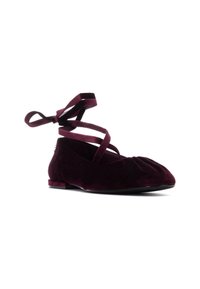 Bailarinas de terciopelo burdeos con cintas de tobillo entrelazadas, detalle en la puntera con pliegues y una suela baja y plana. Textura suave y diseño elegante.