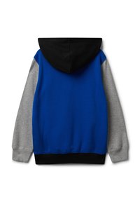 Felpa con cappuccio di colore blu sul corpo, maniche lunghe grigie, orlo nero e cappuccio nero, mostrata da dietro su sfondo bianco.