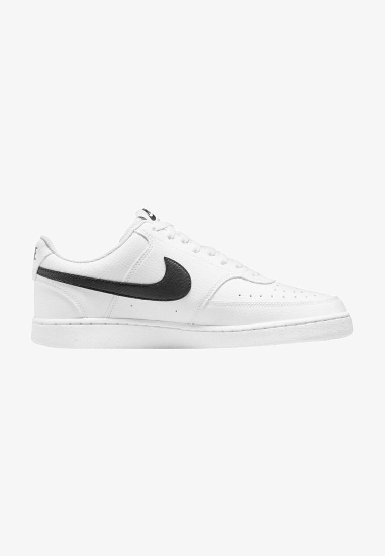 Baskets basses blanches avec le logo Nike noir, conception à lacets et perforations au niveau des orteils.