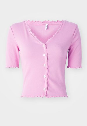 Cardigan rose côtelé à manches courtes et décolleté en V, avec cinq boutons blancs et une finition en dentelle le long de l'encolure et des manches.