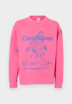 Bluză roz cu text și grafică albastră reprezentând o figură în mers. Material fleece, guler rotund și manșete rib, concepută pentru utilizare în aer liber.