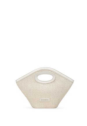 Bolso tejido color crema con asas ovaladas recortadas y ribete blanco, con la etiqueta "BOSANOVA" en el centro frontal.