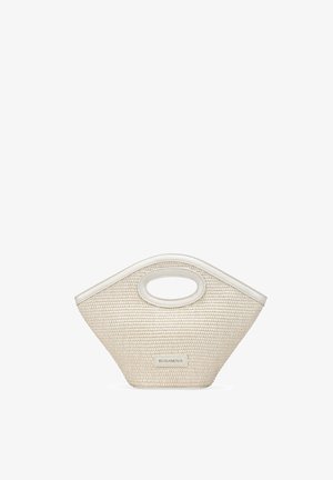 Bolso tejido color crema con asas ovaladas recortadas y ribete blanco, con la etiqueta "BOSANOVA" en el centro frontal.