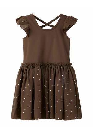 Robe marron sans manches avec des bretelles croisées, des détails froncés aux épaules et une jupe décorée de petits points brillants.
