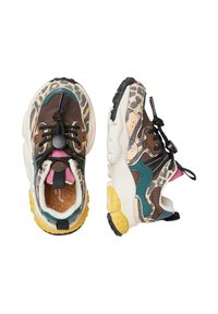 Sneaker colorati con una combinazione di marrone, verde e motivi leopardati. Suole spesse con accenti gialli e impugnature nere texturizzate.