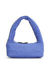 Borsa a tracolla blu trapuntata con manico curvo e chiusura a zip, caratterizzata da un marchio in rilievo e da un tessuto morbido e testurizzato.