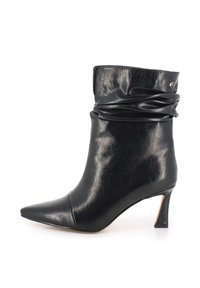 Botín de piel negro con un eje arrugado, punta afilada y un tacón de aguja de 3 pulgadas. Presenta un acabado texturizado sutil y acentos pulidos.