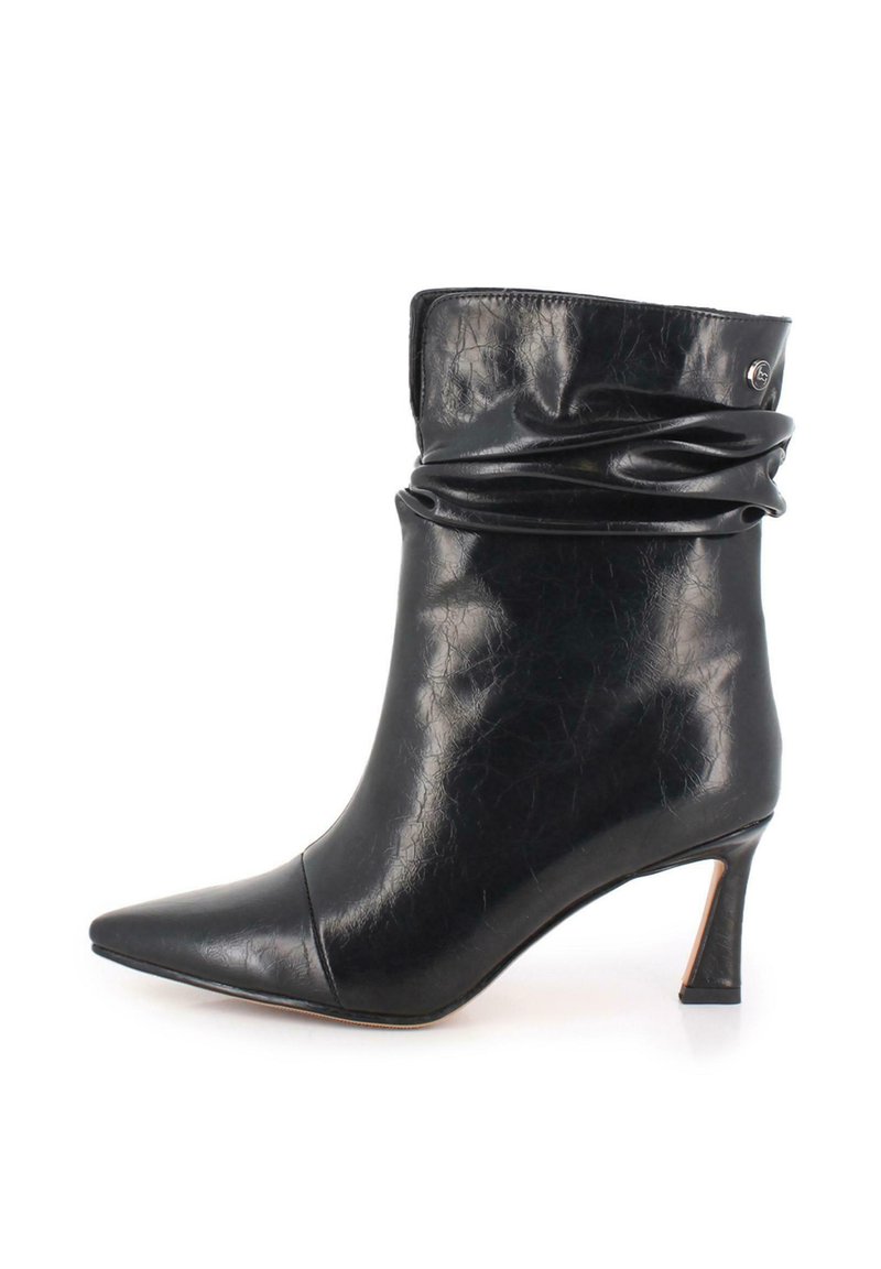 Botín de piel negro con un eje arrugado, punta afilada y un tacón de aguja de 3 pulgadas. Presenta un acabado texturizado sutil y acentos pulidos.