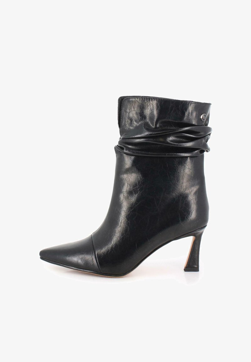 Botín de piel negro con un eje arrugado, punta afilada y un tacón de aguja de 3 pulgadas. Presenta un acabado texturizado sutil y acentos pulidos.