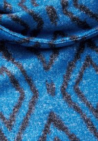 Blauw patroontextiel met een diamanten ontwerp in zwart, gestructureerde brei-stof met subtiele variaties in kleur en diepte.