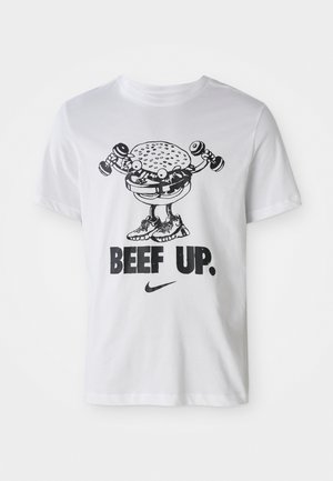 Weißes Baumwoll-T-Shirt mit einem Cartoon-Burger, der Hanteln hebt, und dem Text "BEEF UP." in fettem Schwarz sowie einem Nike-Logo darunter.