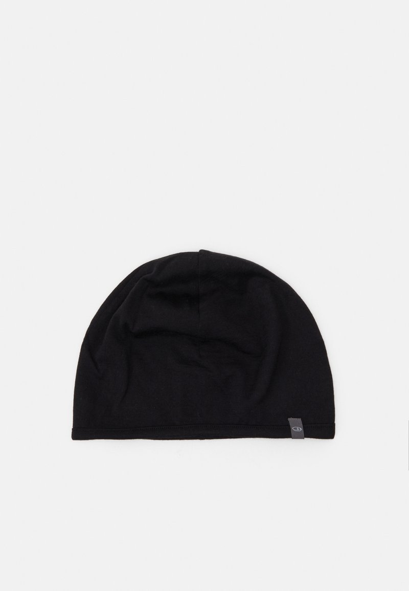 Sort bomulds-hue med en blød tekstur, tætsiddende design og et mærkbart logo-tag på siden. Glatte sømme og rund form.