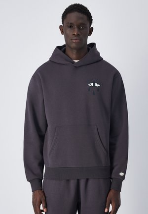 Sweatshirt à capuche gris avec poche frontale, poignets côtelés et design brodé d'un œil avec des larmes sur la poitrine. Matériau en mélange de coton.