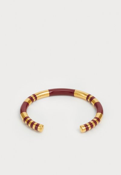 Brățară cuura de aur, cu dungi alternante burgund și aur, textură netedă, cu capete deschise pentru un fit ajustabil, design modern.