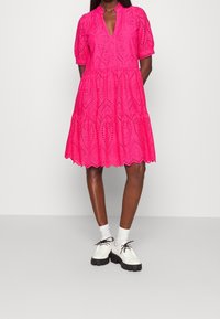 YAS Tall Vestido informal - pink