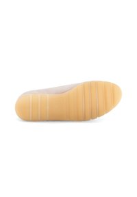 Suola di scarpa di colore chiaro con righe orizzontali, texture liscia e punta arrotondata. Materiale in gomma con una tonalità giallastra e accenti bianchi.