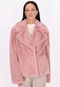 Pink faux fur jakke med bred krave, oversized pasform og blød tekstur, med lange ærmer og et glat, afslappet design.