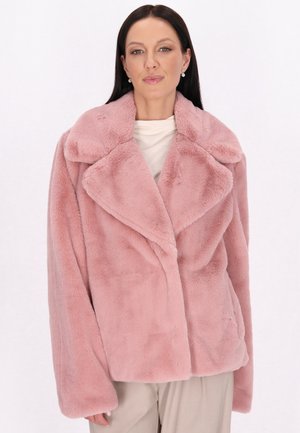 Giacca in pelliccia artificiale rosa con ampio collare, vestibilità oversize e texture morbida, caratterizzata da maniche lunghe e un design liscio e rilassato.