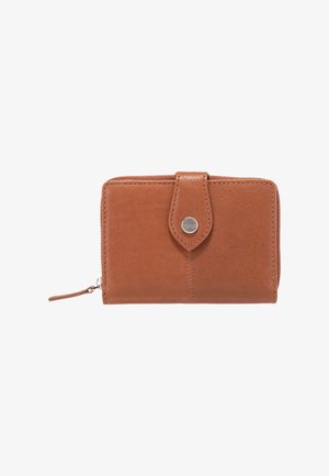 Portefeuille en cuir brun avec fermeture à bouton-pression, compartiment zippé et détails de couture discrets. Forme rectangulaire compacte avec une texture lisse.