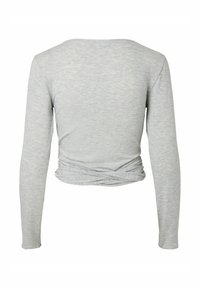 Sivi dolg rokav top z zaobljenim izrezom, s torzijsko zasnovo na hrbtu in mehkobo teksturirane tkanine.