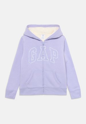 Fialová mikina na zips s mäkkou vnútornou podšívkou, so bielym logom "GAP", klokanními vreckami a rebrovanými manžetami.
