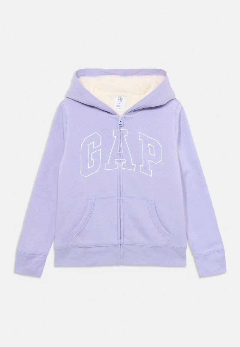 Fialová mikina na zips s mäkkou vnútornou podšívkou, so bielym logom "GAP", klokanními vreckami a rebrovanými manžetami.