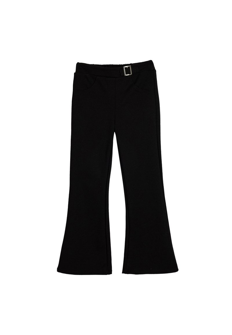 Zwarte flared broek gemaakt van een rekbare stof. Voorzien van een platte tailleband met een kleine gesp en twee voorzakken.