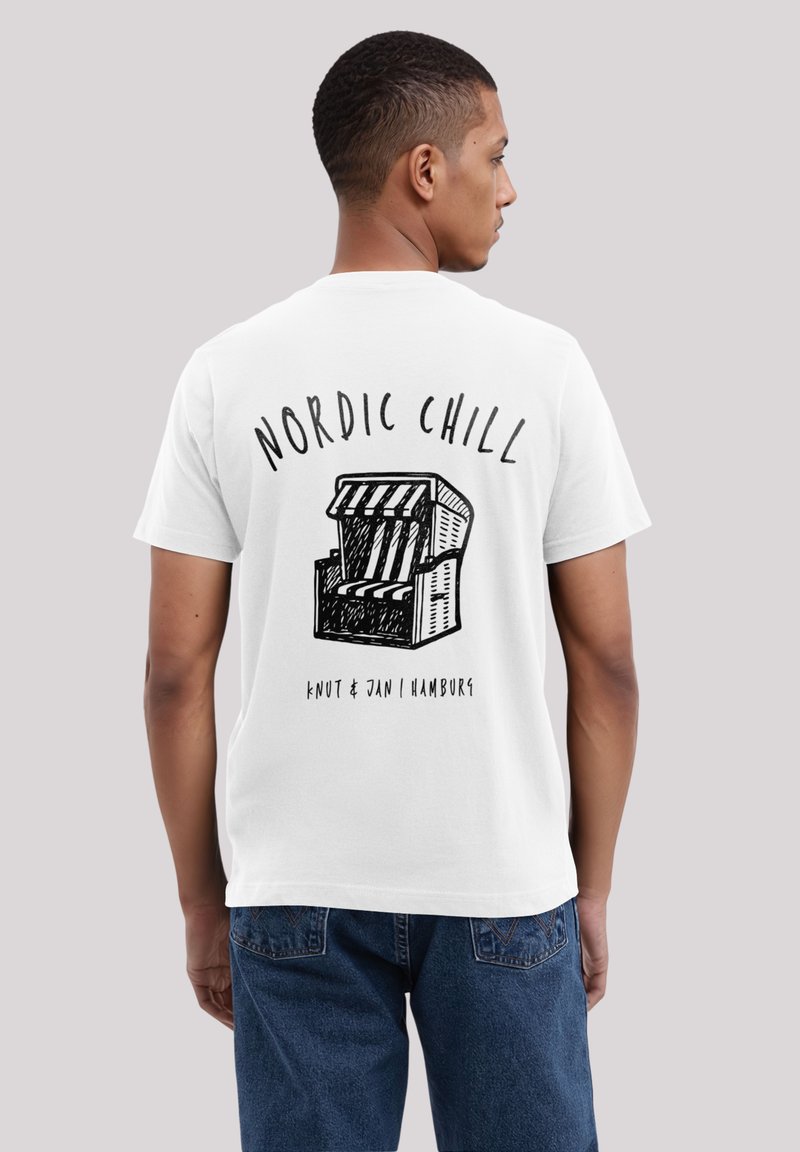 Weißes T-Shirt mit schwarzem Grafiktext "NORDIC CHILL" und einem illustrierten Strandstuhl-Design. Das Shirt hat eine lässige Passform und kurze Ärmel.