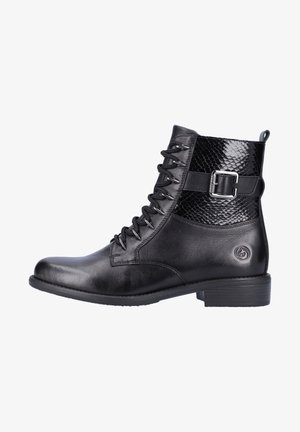 Botas de tobillo de imitación de cuero negro con puntera redonda, hebilla lateral y panel de estampado de serpiente. Presentan un cierre de cordones en la parte frontal y un acabado texturizado.