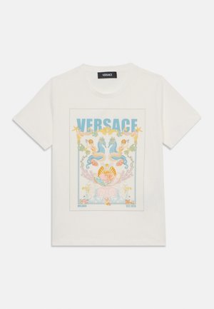 Kremna bombažna majica s pisanih, zapletenih grafičnih motivom morskih deklic, školjk in imenom blagovne znamke "VERSACE" v modri barvi.