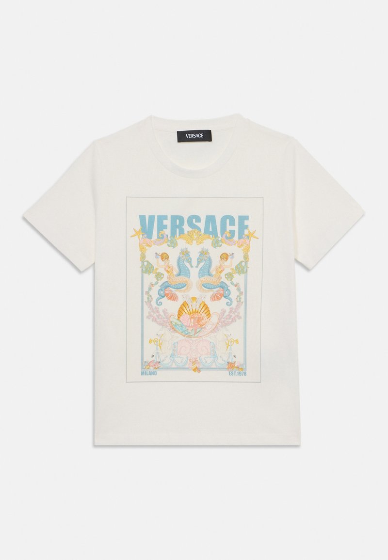 Krēmkrāsas kokvilnas t-krekls ar krāsainu, sarežģītu grafisko dizainu, kurā attēloti nāras, čaulas un zīmola nosaukums "VERSACE" zila krāsā.