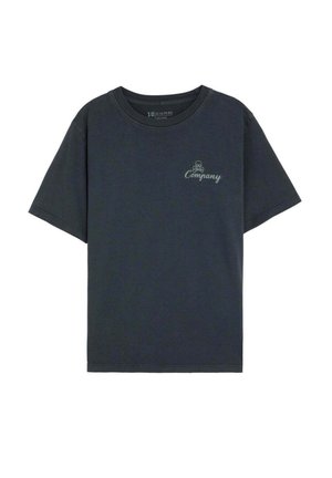 Camiseta negra de manga corta con cuello redondo, con un pequeño logo de calavera y huesos cruzados en color gris claro sobre la palabra "Company" en el lado izquierdo del pecho.