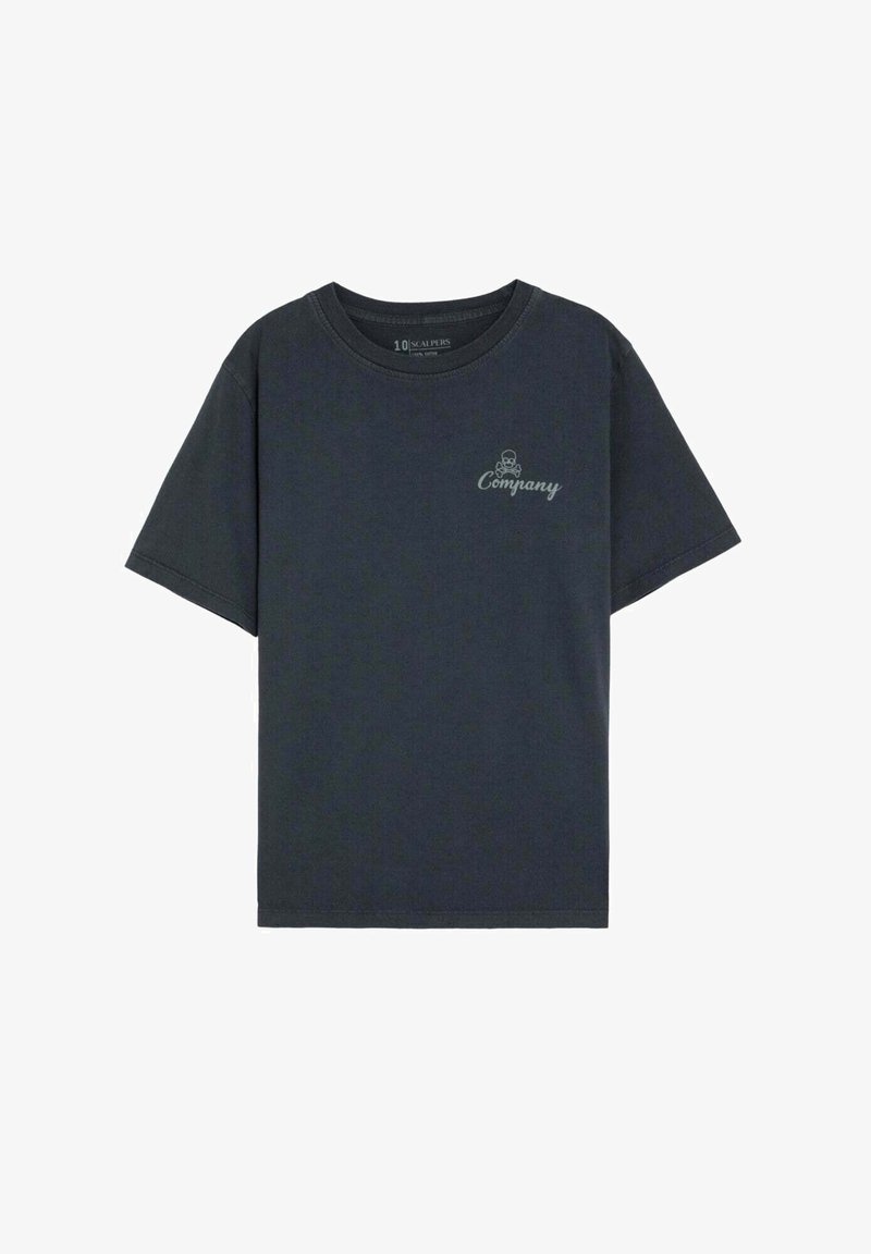 T-shirt noir à manches courtes avec col rond, petit logo gris clair de tête de mort et os croisés au-dessus du mot "Company" sur la poitrine gauche.