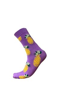Lilla bomuldsstrømpe med gule ananasmønstre og grønne blade, ribbet elastic, og design i crew længde. Blød tekstur.