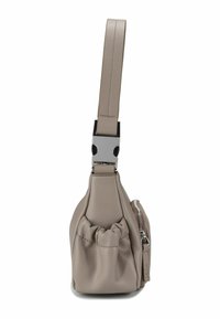 Beige leren handtas met een gegadert ontwerp, zilveren hardware en een ritssluiting zak aan de zijkant. Platte schouderband om te dragen.