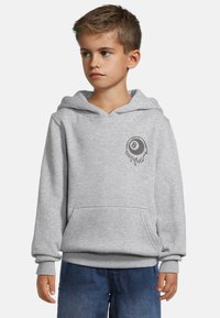 Grå huvtröja med ficka fram och ett cirkulärt grafiskt mönster med siffran 8. Mjuk material med ribbade ärmslut och nederkant.