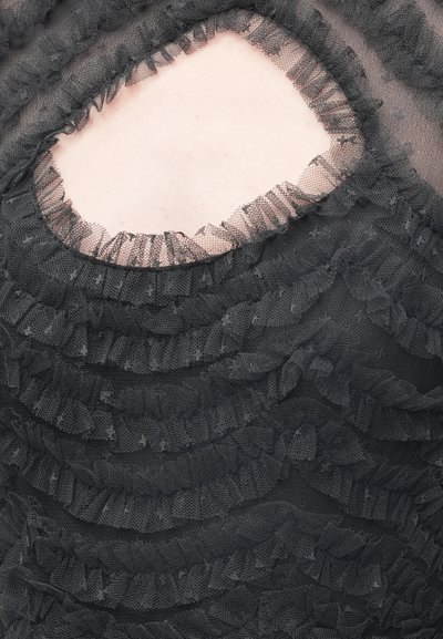 Czarny przezroczysty materiał tekstylny z warstwowymi poziomymi falbanami, z okrągłym wycięciem i falbaną na krawędzi dekoltu.