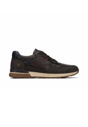 Zapatilla deportiva de cuero marrón oscuro con cordones en la parte delantera, suela color canela y pequeño logotipo redondo cerca del talón, mostrada de perfil lateral.