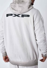 Felpa grigia chiara con un grande logo "PXP" nero sul retro. Realizzata in tessuto morbido con polsini e orlo a coste. Cappuccio integrato.