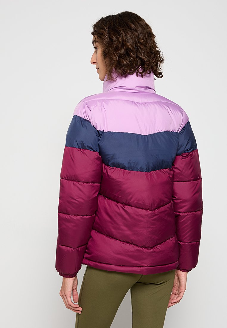 Chaqueta acolchada con un diseño de tres tonos en rosa, azul marino y burdeos. Tiene un cuello alto y detalles en los puños elásticos para mayor calidez.