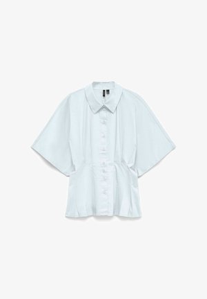 Balta īsroku blūze ar platiem piedurknēm, pogām priekšpusē, klasisku apkakli un smalkām kroku detaļām vidukļa un plecu rajonā.