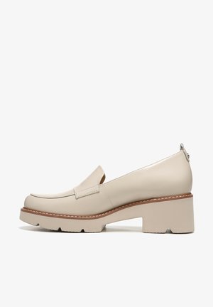 Beige Leder Slipper mit abgerundetem Zeh, kleinem Blockabsatz und dekorativer Naht entlang der Kante. Profilierte Außensohle für besseren Halt.