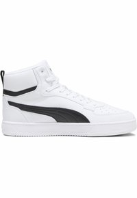 Baskets montantes blanches avec une bande noire incurvée sur le côté, lacets blancs, bout perforé et languette noire au talon sur fond blanc.