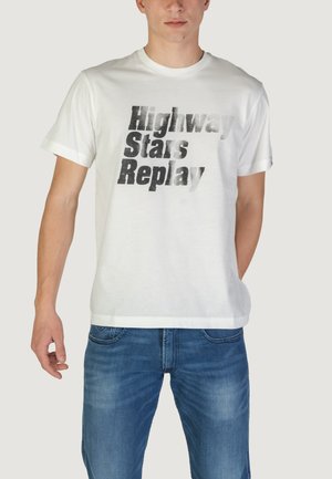 T-shirt bianco in cotone con maniche corte caratterizzato da una stampa nera con la scritta "Highway Stars Replay." Vestibilità casual.