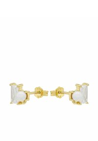 Pendientes de botón en tono dorado que presentan una gema rectangular clara y una perla blanca redonda, montados en una sujeción con forma de garra.