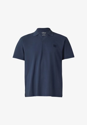 Polo bleu marine à manches courtes avec col en V et petit patch logo sur la poitrine, présenté sur fond blanc.