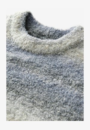 Texturált, kötött pulóver kék és szürke árnyalataiban, kerek nyakkal és puha, bolyhos anyaggal.
